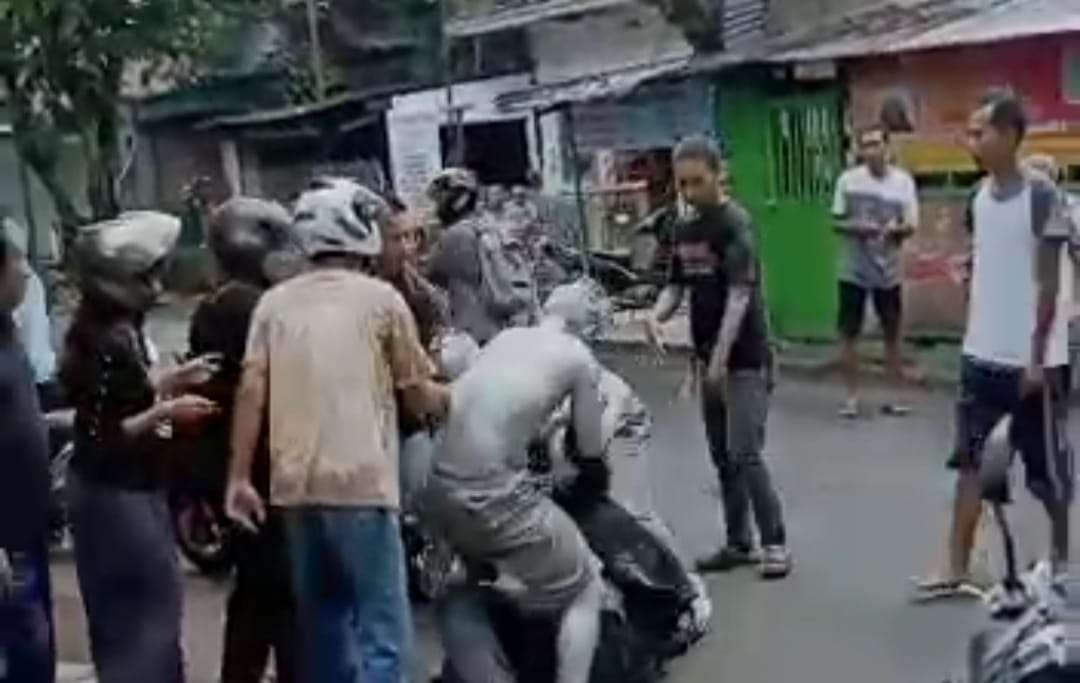 Aksi pengeroyokan oleh dua manusia silver terhadap pengendara motor di Jember (Foto: tangkap layar video)