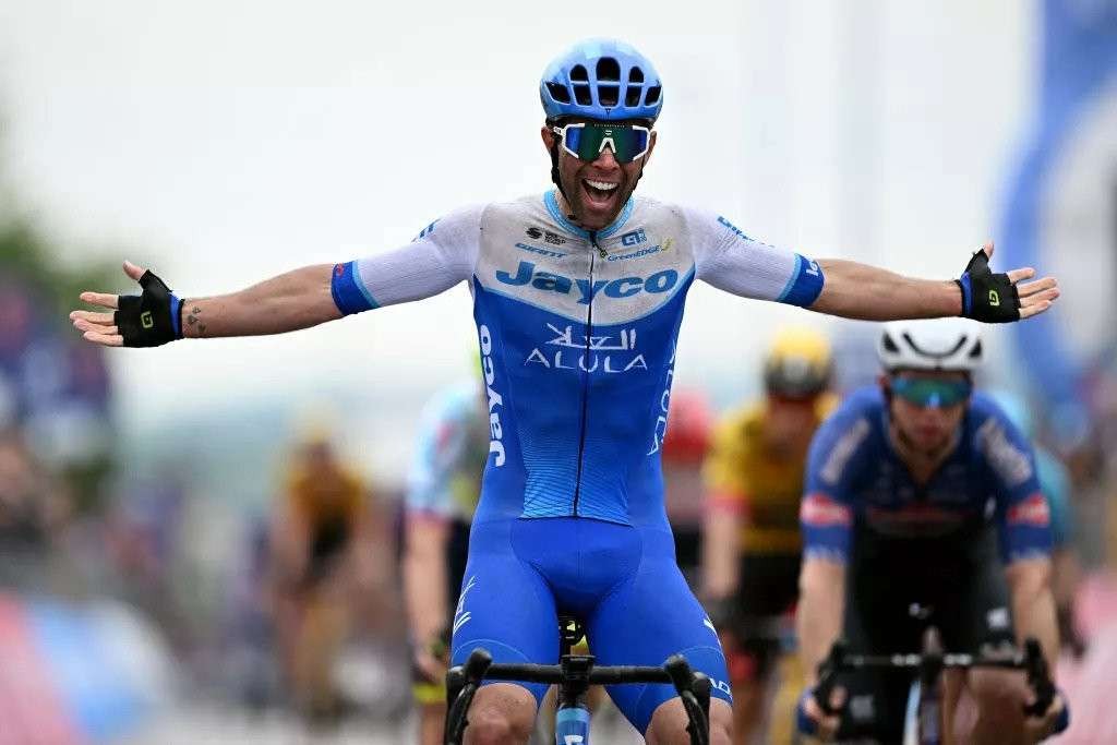 Michael Matthews (Jayco-Alula) merayakan kemenangan di etape tiga Giro d'Italia.