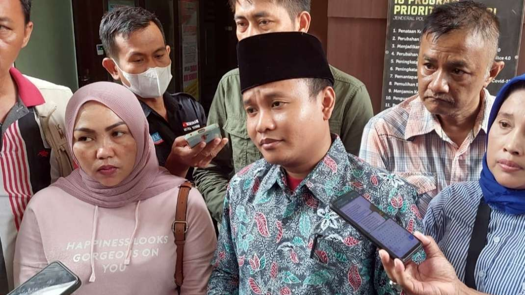 Kuasa hukum keluarga tahanan mati Abdul Kadir, Taufik bersama keluarga korban saat mendatangi Polda Jatim, Surabaya, Selasa 9 Mei 2023. (Foto: Tangkapan Layar)