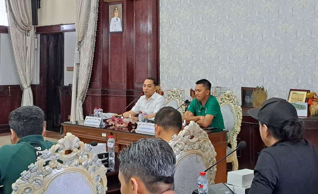 Pertemuan Walikota Surabaya, Eri Cahyadi, dengan manajemen Persebaya, Azrul Ananda. (Foto: Pita Sari/Ngopibareng.id)
