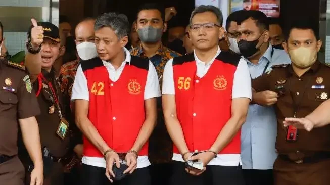 Hendra Kurniawan dan Agus Nurpatria, saat masih dalam proses pemeriksaan di Kejaksaan Tinggi DKI Jakarta. (Foto: dok. suara.com)
