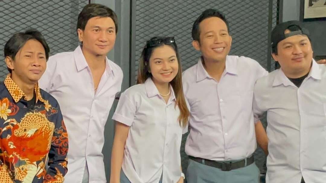 Fajar Sadboy (kiri) keluar dari manajemen adik komedian Denny Cagur (kanan kedua). (Foto: Instagram @fajjarsadboy)