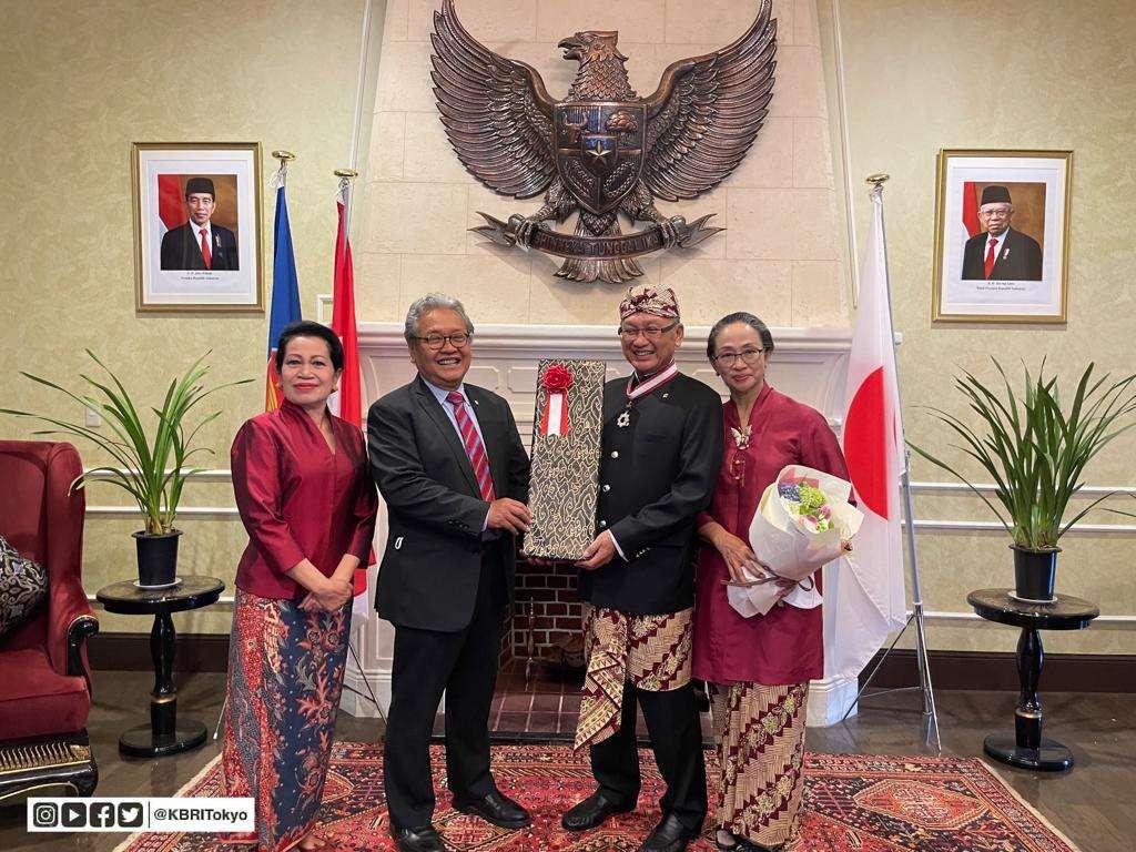 Dubes Heri Akhmadi memberikan ucapan selamat kepada Menteri Energi Sumber Daya Mineral Dr. Arifin Tasrif dan Prof. Dr. Kuntoro Mangkusubroto. (Foto: Dok KBRI Tokyo)
