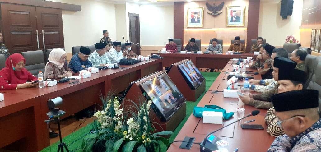 Ketua Dewan Pengurus Wilayah (DPW) Forum Komunikasi KBIHU seluruh provinsi melakukan penandatanganan secara hybrid komitmen haji ramah lansia di Kantor Kementerian Agama. (Foto: Istimewa)