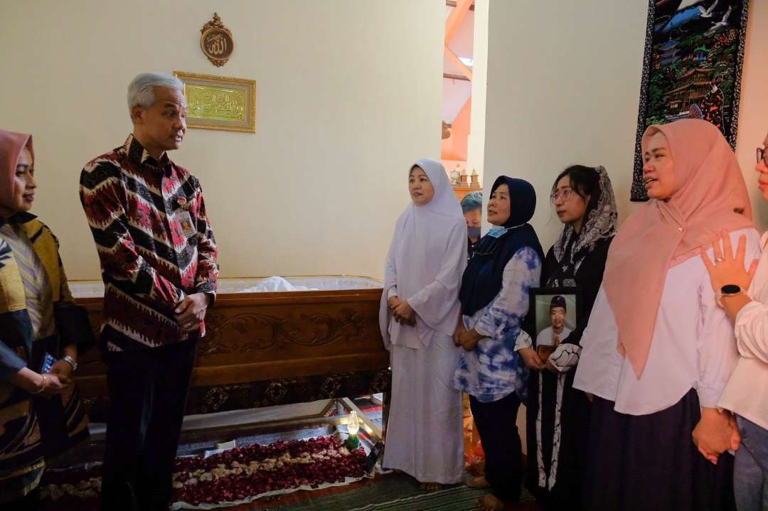 Gubernur Ganjar Pranowo menemui keluarga korban kecelakaan kerja di Pemprov Jateng. (Foto: Dok Jateng)