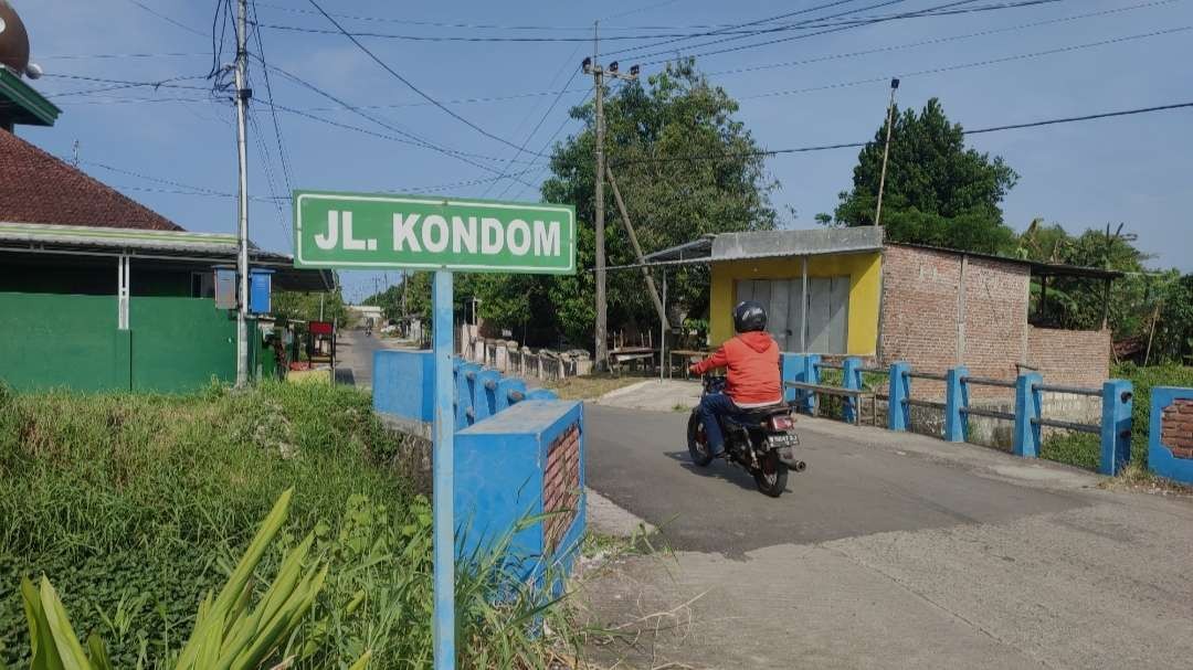 Jalan Kondom di Desa Kweden Kembar, Kecamatan Mojoanyar, Mojokerto, Jawa Timur. (Foto: Deni Lukmantara/Ngopibareng.id)