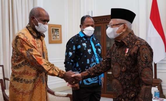 Wapres Ma'ruf Amin selaku  Ketua Badan Pengarah Percepatan Otonomi Khusus Papua (BP3OKP) menerima kunjungan perwakilan Papua, Pendeta Albert Yoku. (Foto: BPMI Setwapres)