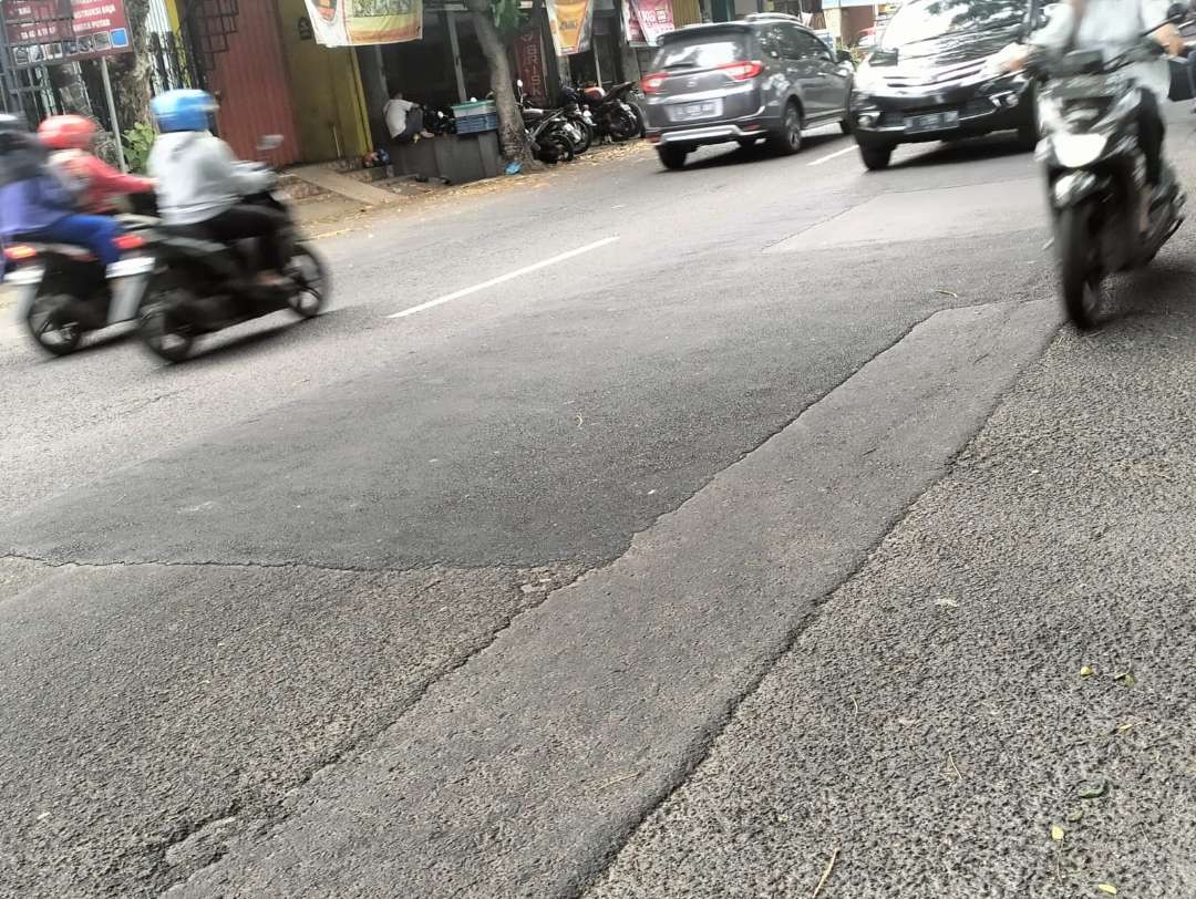 Kondisi jalan tambal sulam Kota Surabaya di Jagir Wonokromo yang membuat warga tak nyaman. (Foto: Pita Sari/Ngopibareng.id)