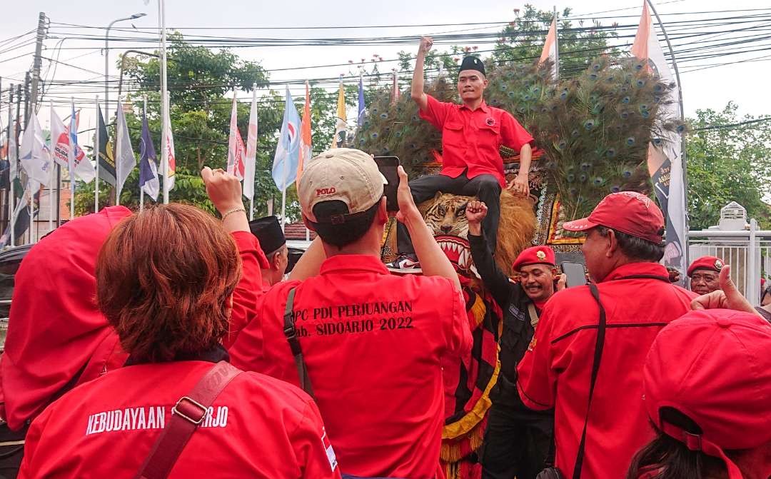 Massa PDI Perjuangan saat tiba di kantor KPU Sidoarjo (Foto: Aini/Ngopibareng.id)