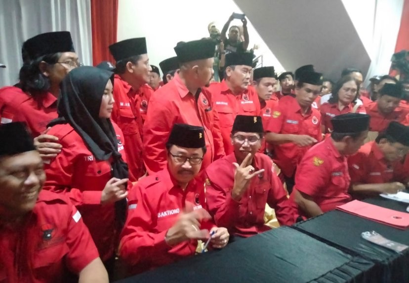 PDI-P daftarkan 50 Bacaleg ke KPU Surabaya dengan longmarch (Foto: Andhi Dwi/Ngopibareng.id)