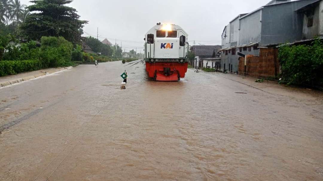 Kereta Api Sritanjung tertahan di Stasiun Kalibaru akibat banjir (Foto: Istimewa)