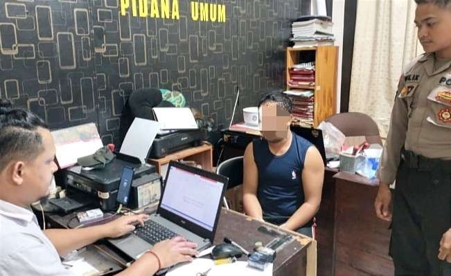 Pria pelaku pelecehan seksual memegang payudara wanita di Situbondo diperiksa penyidik Satreskrim Polres Situbondo. (foto: humas polres situbondo)