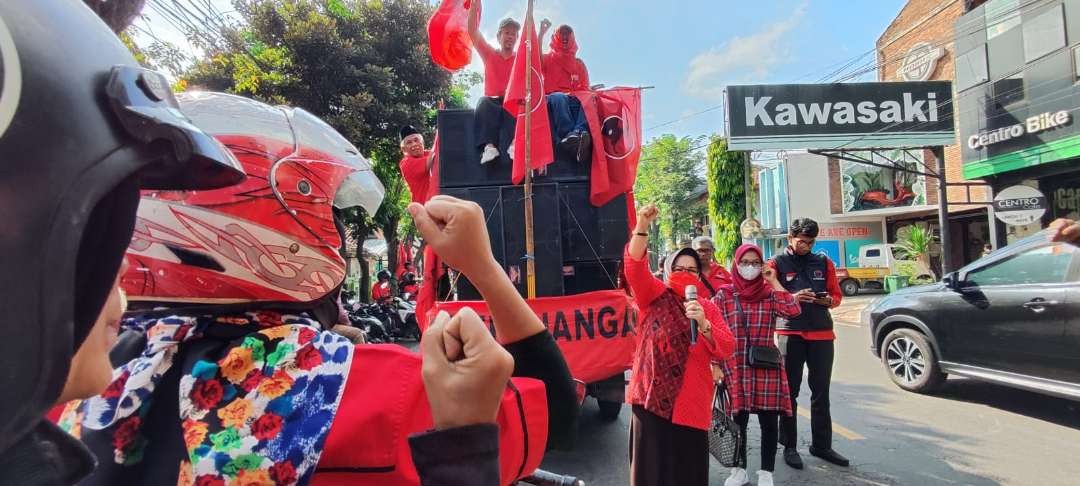 Barisan kader PDIP ketika mendaftar bakal calon legislatif di KPU Kota Kediri, Kamis 11 Mei 2023.  (Foto: Fendi Lesmana/ngopibareng.id)
