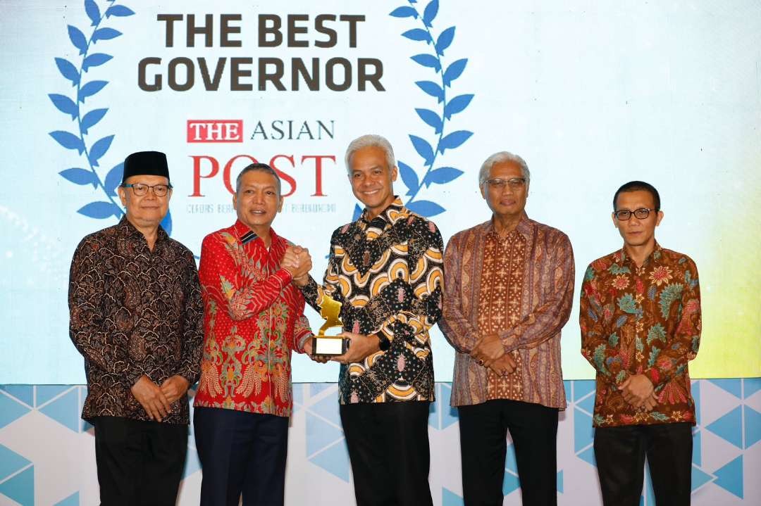 Gubernur Jawa Tengah, Ganjar Pranowo mendapat penghargaan sebagai The Best Governor 2023 bidang Leading Sustainability, GCG and Innovation for BPD. (Foto: Dok Jateng)