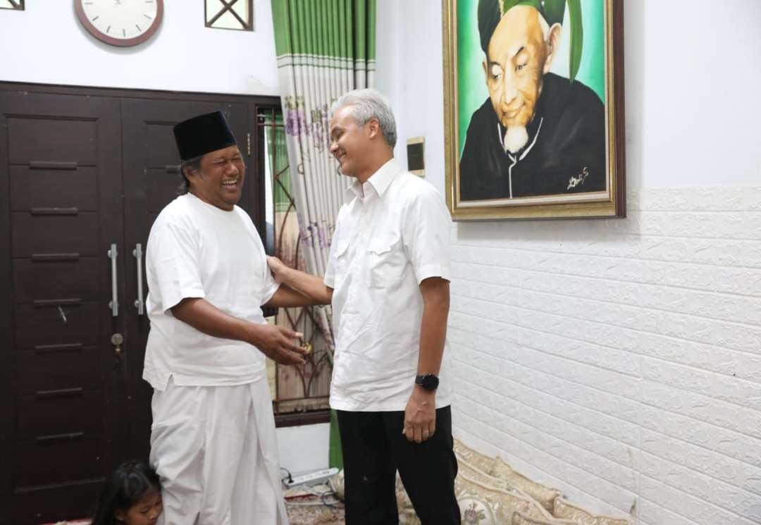 Gubernur Jawa Tengah, Ganjar Pranowo sowan ke kediaman Gus Muwafiq di Sleman, Jogjakarta, Kamis, 11 Mei 2023. (Foto: Dok Jateng)