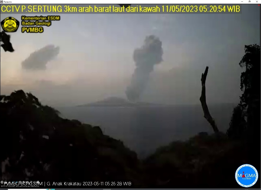 Tangkapan CCTV Gunung Anak Krakatau dari Sertung sekitar 3 km arah barat daya gunung, pada Kamis 11 Mei 2023. (Foto: magma.esdm)