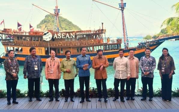Para pemimpin ASEAN mengenakan tenun songke. (Foto: Setpres)