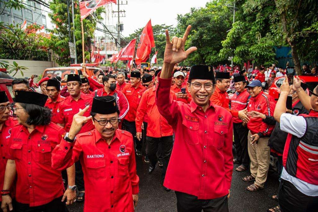 PDI Perjuangan Kota Surabaya mendaftarkan 50 bakal calon anggota legislatif (bacaleg) DPRD Surabaya ke KPUD setempat, Kamis, 11 Mei 2023. (Foto: Dok PDIP Surabaya)