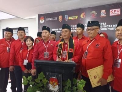 DPC PDI-P Kota Malang saat mendaftarkan bacaleg ke KPU Kota Malang (Foto: Lalu Theo/Ngopibareng.id)