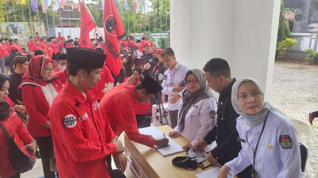 Bacaleg PDI Perjuangan Lamongan saat mendaftarkan bacalegnya ke KPU Lamongan. (Foto: Imron Rosidi/Ngopibareng.id)