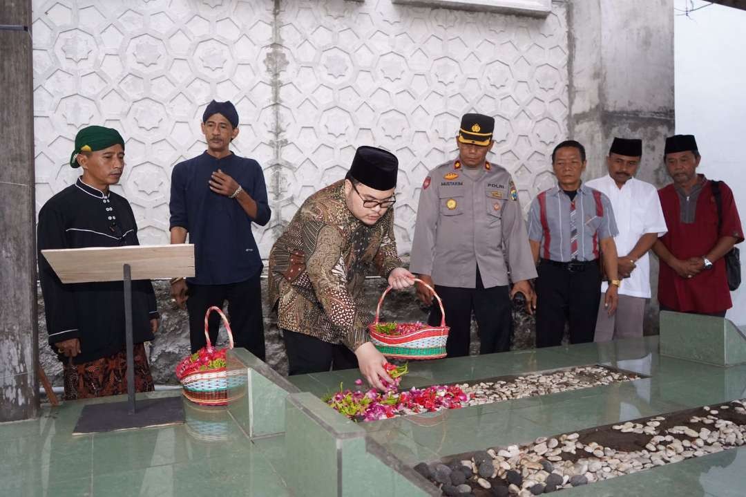 Bupati Kediri Hanindhito Himawan Pramana melakukan rangkaian ziarah ke makam leluhur Kediri sebagai bagian peringatan Hari Jadi Kabupaten Kediri. (Foto: Istimewa)