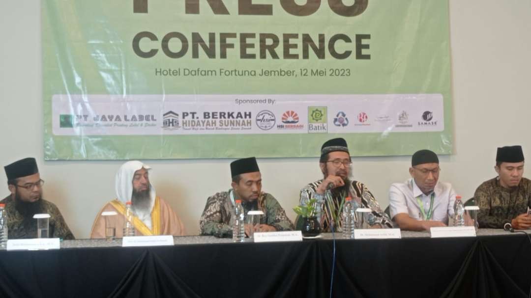 Muhammad Arifin Badri, Ketua STDI Imam Syafi'i Jember saat konferensi pers didampingi beberapa pemateri (Foto: Rusdi/Ngopibareng.id)