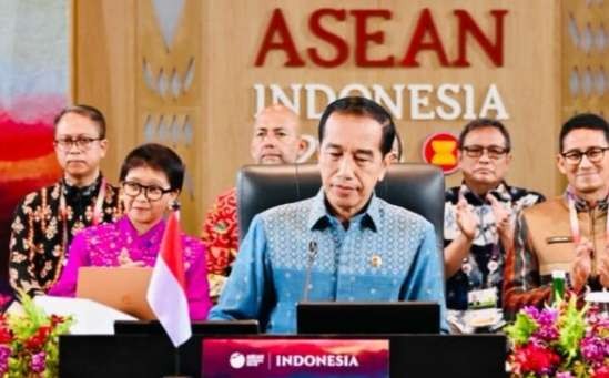 Presiden Jokowi menyampaikan keterangan persnya kepada awak media di Pusat Media KTT ke-42 ASEAN, Hotel Bintang Flores, Labuan Bajo. (Foto: BPMI Setpres)