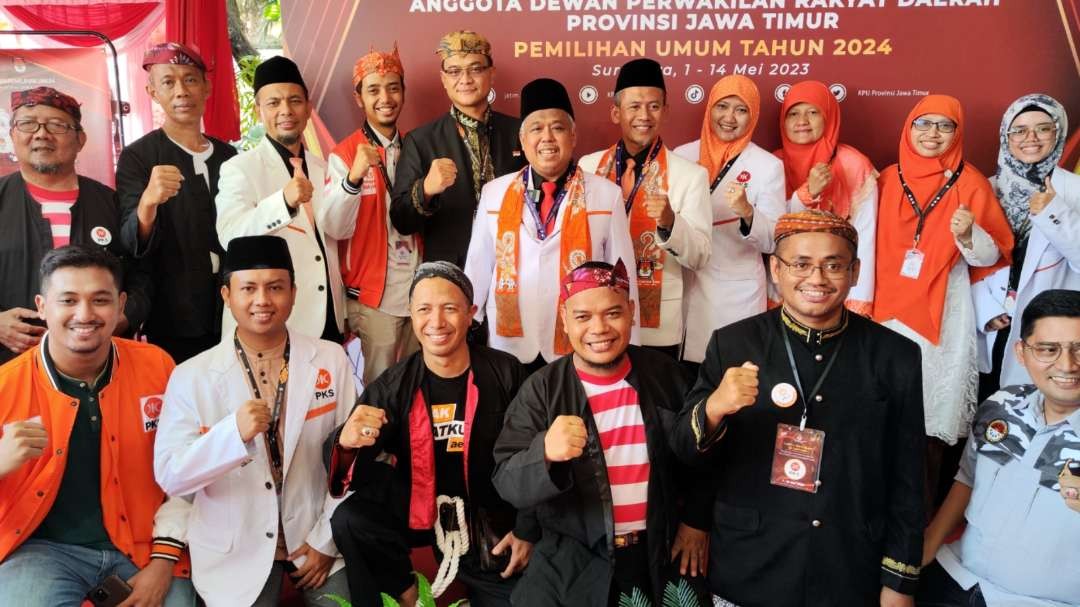 Ketua DPW PKS Jatim, Irwan Setiawan (tengah) bersama jajaran pengurus melakukan pendaftaran di Kantor KPU Jatim, Surabaya, Jumat 12 Mei 2023. (Foto: Fariz Yarbo/Ngopibareng.id)