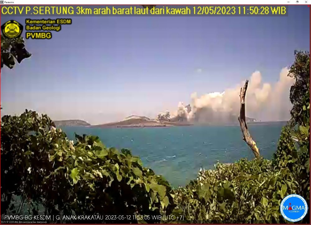 Tangkapan CCTV Gunung Anak Krakatau dari Sertung sekitar 3 km arah barat daya gunung, pada Jumat 12 Mei 2023. (Foto: magma.esdm)
