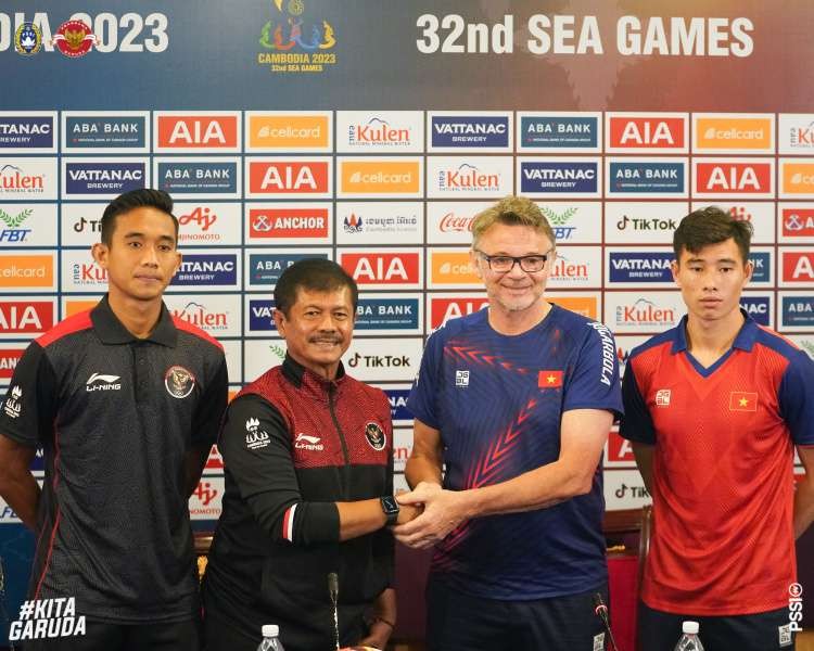 Pelatih Timnas Indonesia U-22 Indra Sjafri (dua dari kiri) bersama kapten tim Rizki Ridho (paling kiri) dalam pre-match conference