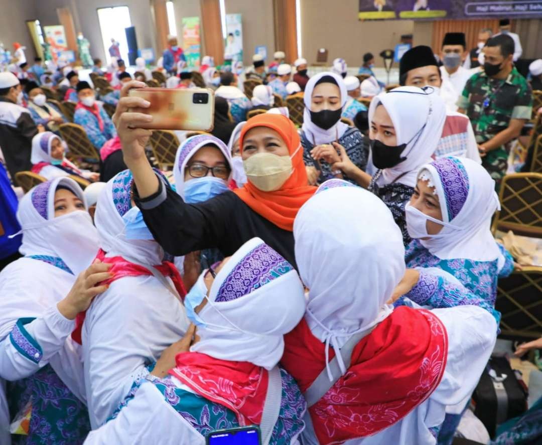 Gubernur Jawa Timur, Khofifah Indar Parawansa, berada di tengah-tengah jemaah haji. (Foto: Humas Pemprpv Jatim)