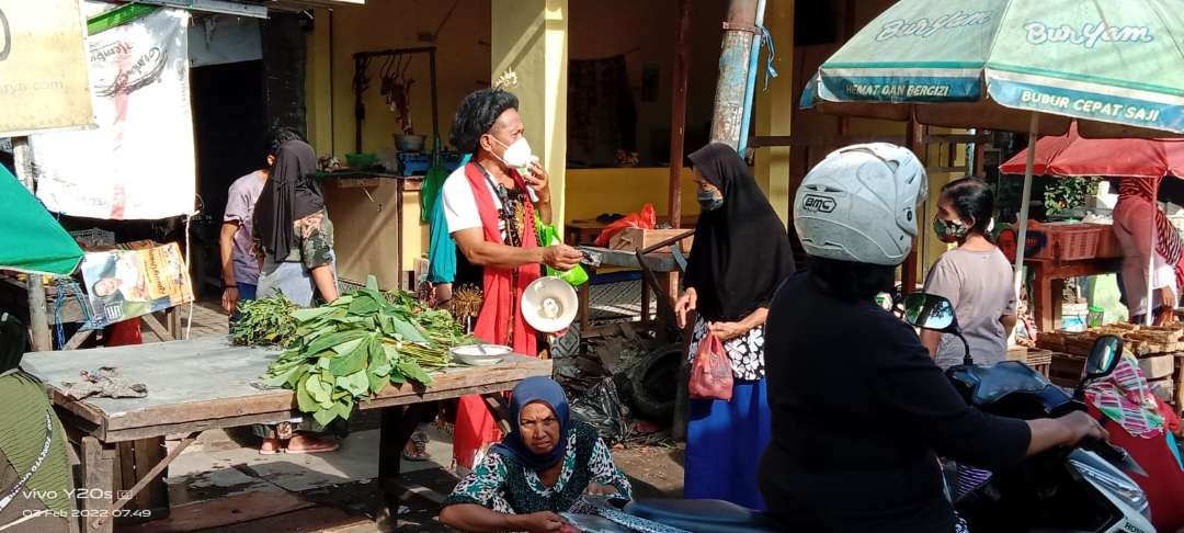 Ludruk Garingan dibawakan oleh Meimura dengan misi membagikan masker kepada masyarakat yang sedang berada di  salah satu pasar rakyat (tradisional-Krempyeng) di Surabaya. (Foto: istimewa)