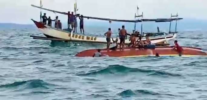 Tangkapan layar video saat proses evakuasi nelayan yang kapalnya terbalik (Foto: Tangkapan layar)