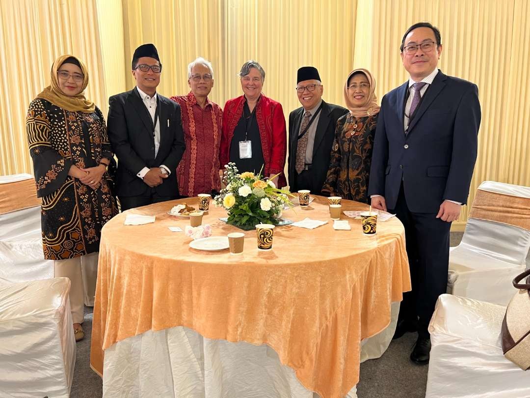 Ketua Badan Wakaf Pesantren Tebuireng KH Abdul Halim Mahfudz (ketiga dari kanan), bersama delegasi Indonesia dan Vice President G20 Interfaith Forum, Prof. Katherine Marshall. (Foto: istimewa)