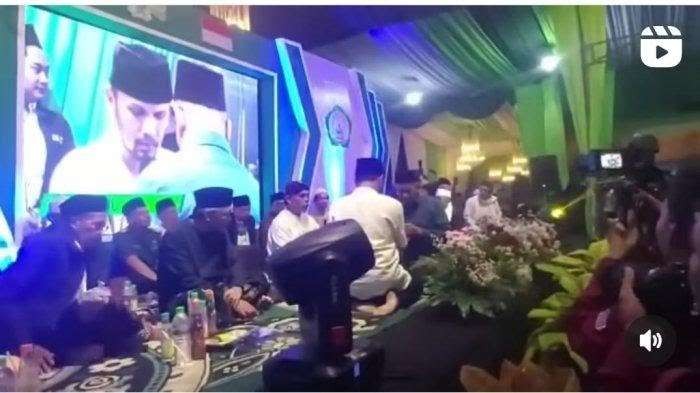 Ustaz Hanan Attaki resmi menjadi warga NU. Ikrarnya dibimbing Ketua Pengurus Wilayah Nahdlatul Ulama (PWNU) Jawa Timur, KH Marzuki Mustamar. (Foto: Instagram)