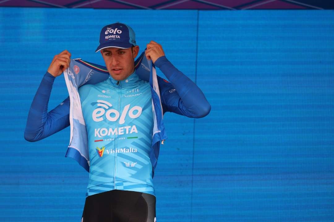 Davide Bais (EOLO-Kometa) menjadi juara etape 7 Giro d'Italia sekaligus berhak mengenakan jersey biru penanda King of Mountain. (Foto: Istimewa)