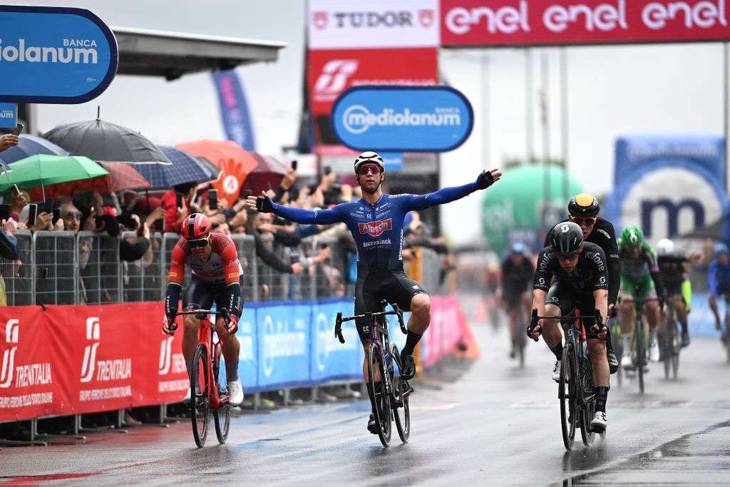 Kaden Groves (Alpecin-Deceuninck) menjuarai etape 5 Giro d'Italia di tengah cuaca buruk yang ekstrem. (Foto: Istimewa)