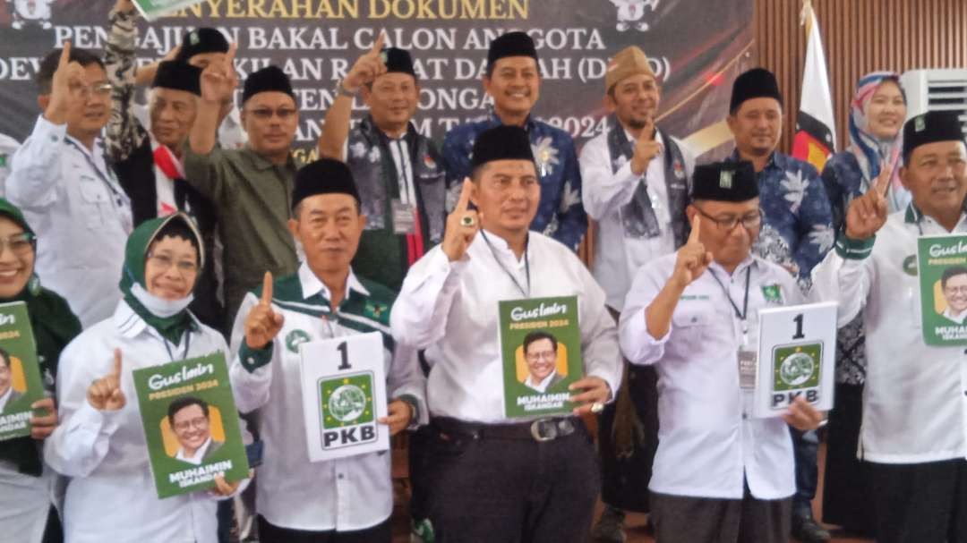 PKB saat mendaftarkan bacaleg dengan membawa foto Ketua DPP PKB Muhaimin Iskandar. (Foto: Imron Rosidi/ngopibareng.id)