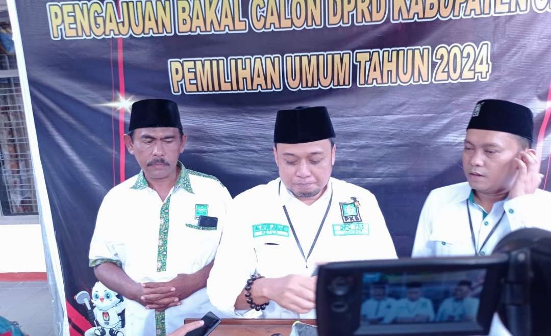 Ketua DPC PKB Jember HM Ayub Junaidi saat konferensi pers usai mendaftarkan 50 bacaleg ke KPU Jember. (Foto: Rusdi/Ngopibareng.id)