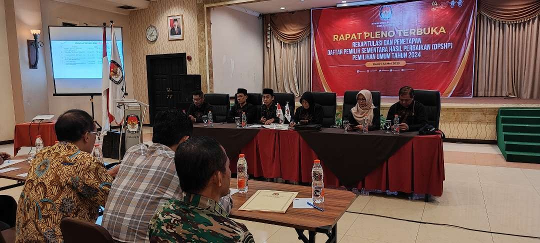 KPU Kota Kediri masih menemukan pemilih tidak memenuhi syarat (TMS) pada daftar pemilih sementara (DPS) Pemilu 2024. (Foto: Fendi Lesmana/Ngopibareng.id)