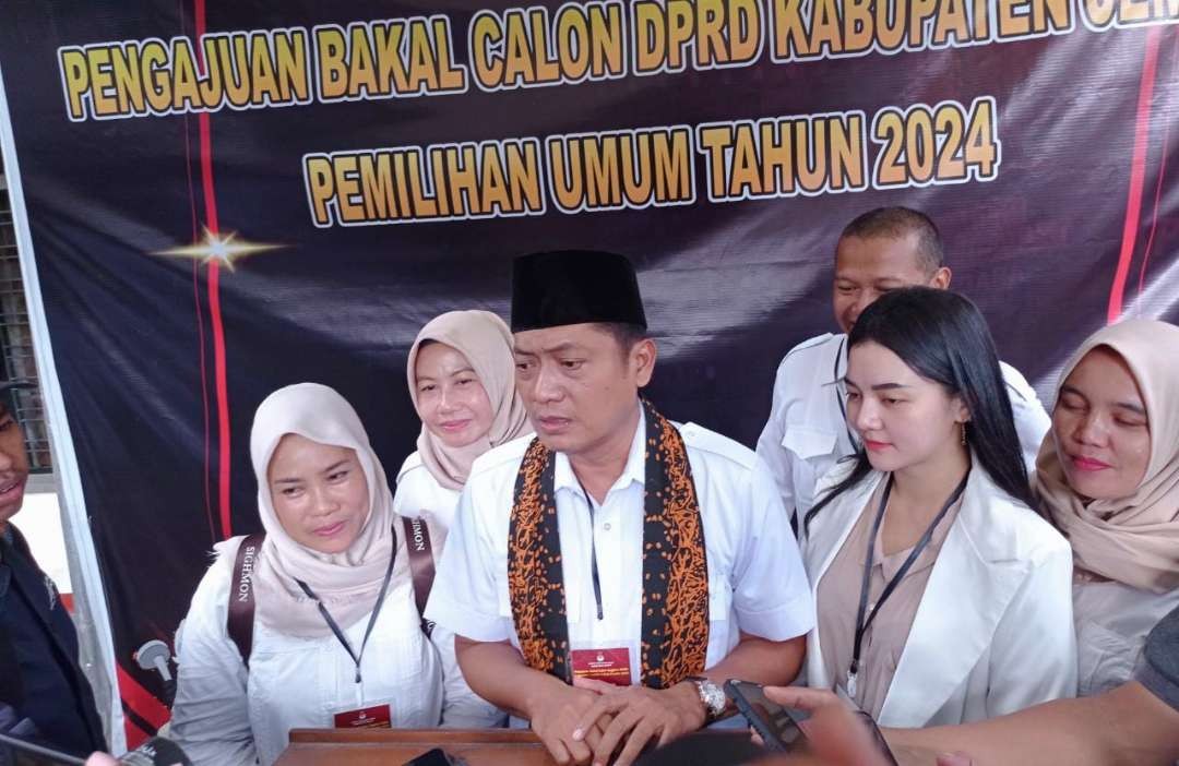 Ketua DPC Gerindra Jember Ahmad Halim memaparkan komposisi 50 bacaleg usai mendaftar di KPU Jember (Foto: Rusdi/Ngopibareng.id)