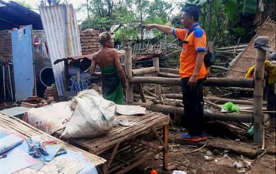 Rumah warga di Desa Kedongdowo, Kecamatan Arjasa ambruk akibat diterpa hujan disertai angin. (Foto: BPBD Situbondo)