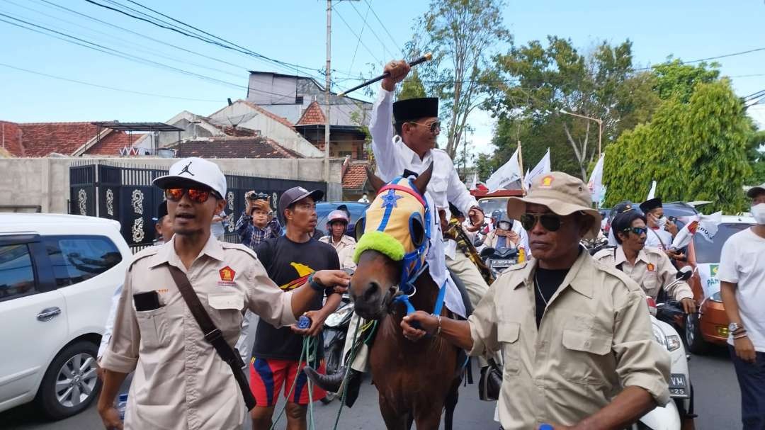 Ketua DPC Partai Gerindra datang ke KPU Banyuwangi dengan menunggang kuda (foto: Muh Hujaini/Ngopibareng.id)