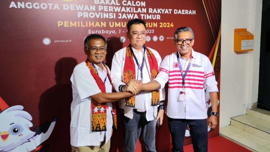 Ketua DPD PKN Jatim, Kelana Aprilianto (tengah) bersama pengurus partai usai mendaftarkan bacaleg di Kantor KPU Jatim, Surabaya, Minggu 14 Mei 2023. (Foto: Fariz Yarbo/Ngopibareng.id)