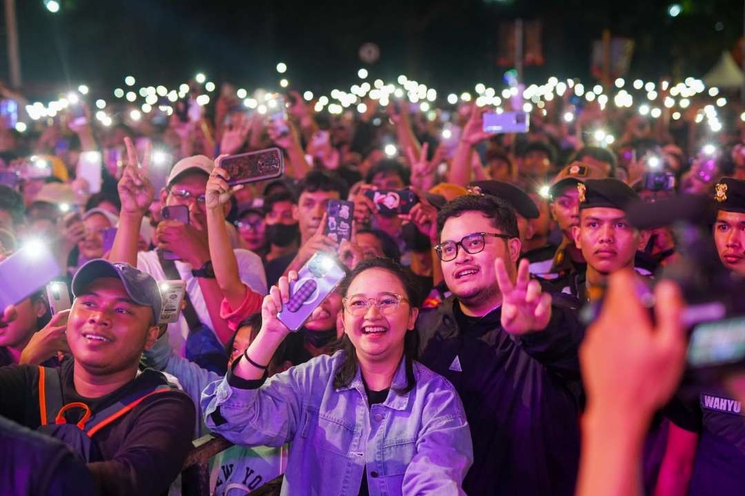 Bupati Kediri tutup Konser Semarak Budaya, nonton band Padi bersama ribuan warga. (Foto: Istimewa)