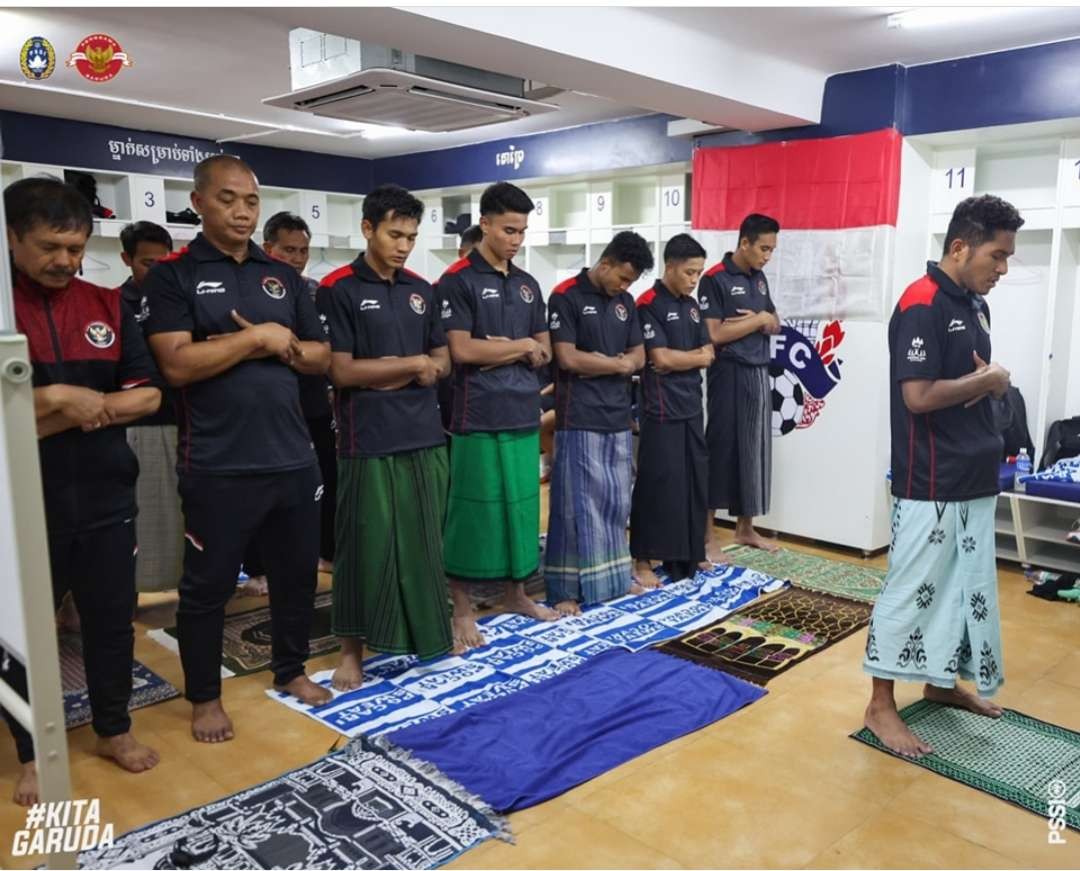 Timnas Indonesia U-22 salat maghrib berjemaah, usai taklukkan Vietnam. Fajar imam, Indra Sjafri dan pemain timnas menjadi makmumnya. (Foto: Instagram @pssi)