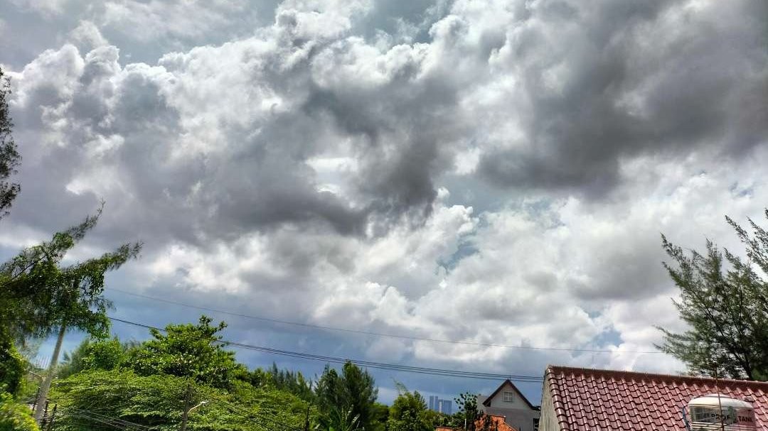 Sejumlah wilayah di Jawa Timur berpotensi cerah meskipun ada awan teb. Namun, ada sejumlah wilayah yang diguyur hujan ringan. (Foto: Yasmin Fitrida/Ngopibareng.id)