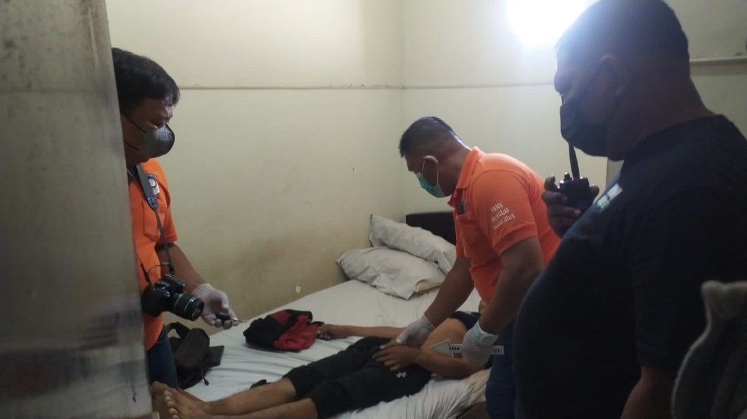 Proses evakuasi jenazah di hotel Jalan Peneleh (Foto: Dok BPBD Surabaya)