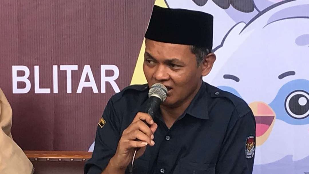 Ketua KPU Kabupaten Blitar Hadi Santoso mengatakan ada 17 partai yang mendaftarkan bacaleg. Hanya Partai Buruh yang tidak daftarkan bacaleg. (Foto: Choirul Anam/Ngopibareng.id)