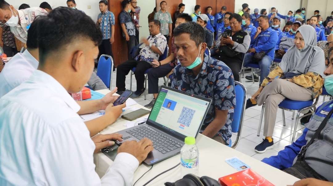 Aktivasi KTP digital bisa dilakukan di mal Surabaya. (Foto: Pita Sari/Ngopibareng.id)